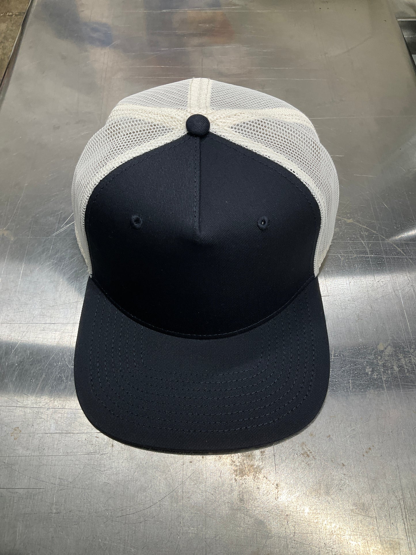 STOCK CONTRAST TRUCKER