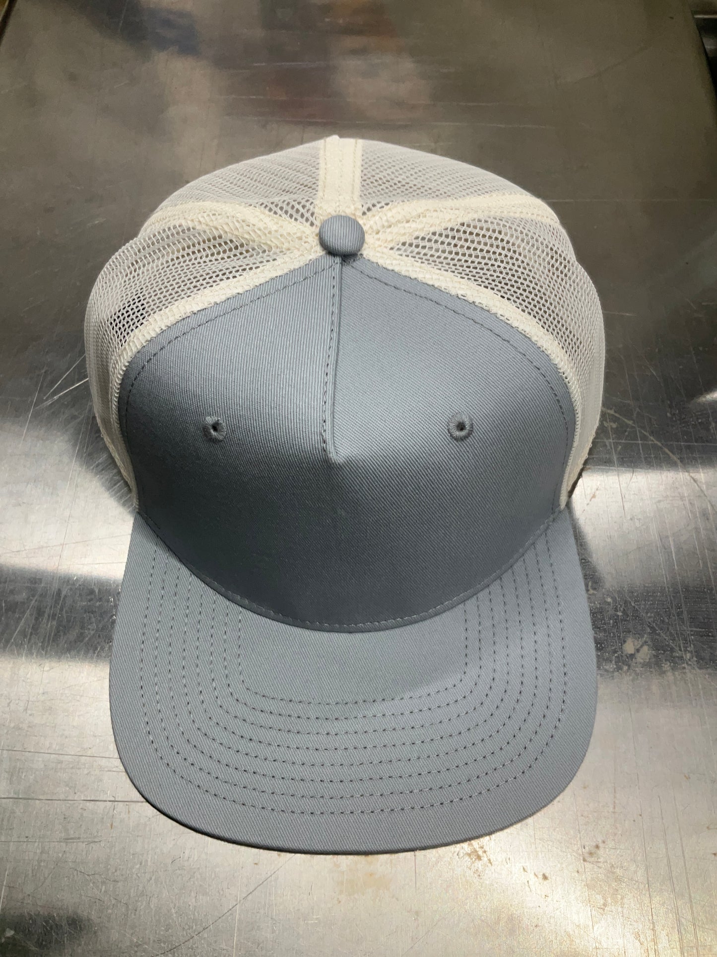 STOCK CONTRAST TRUCKER