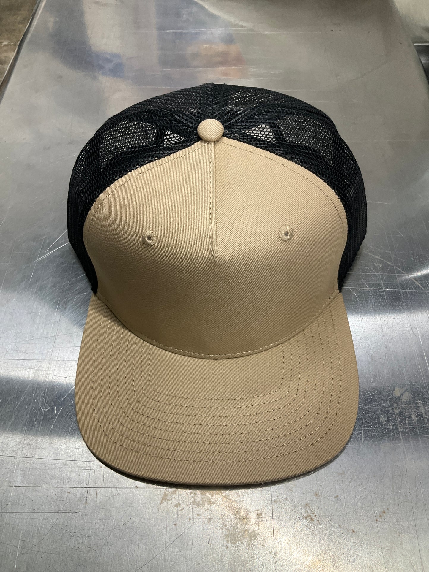 STOCK CONTRAST TRUCKER